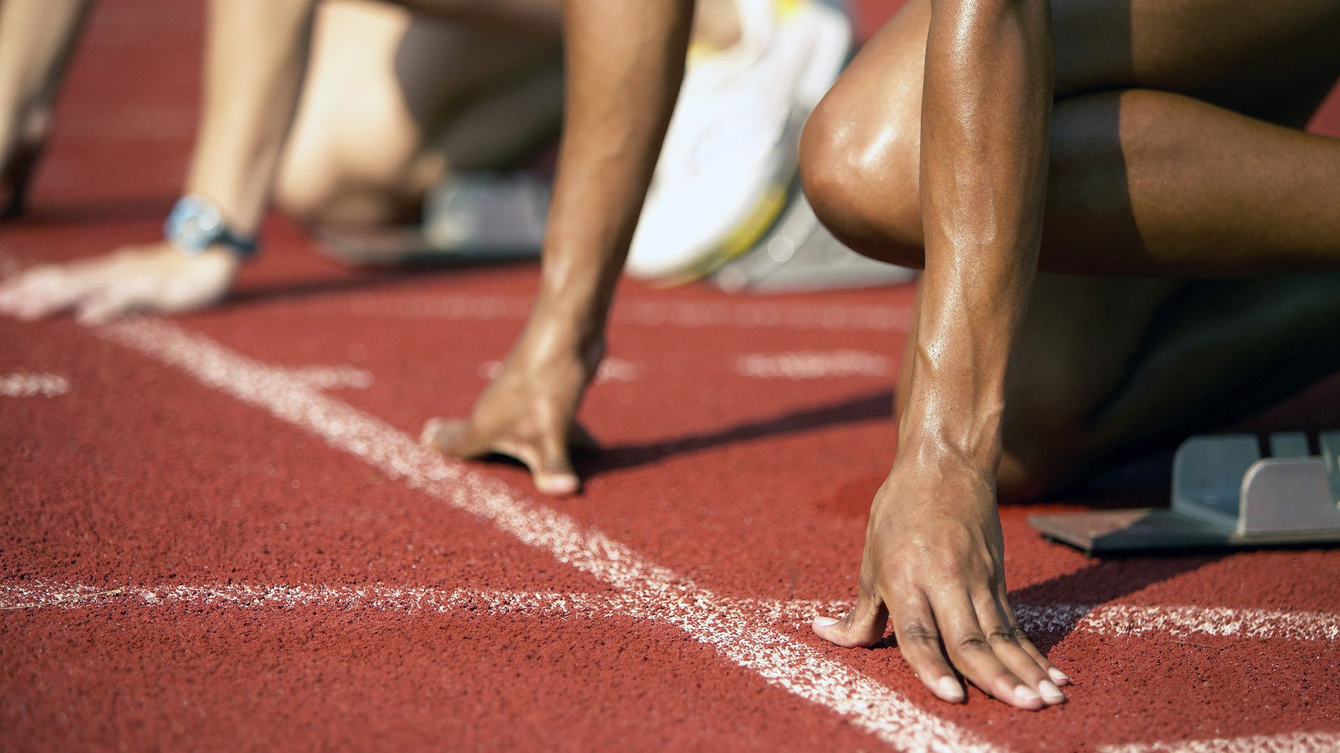 “成都滑轮赛场，年轻选手挑战历史，激烈角逐进行时”